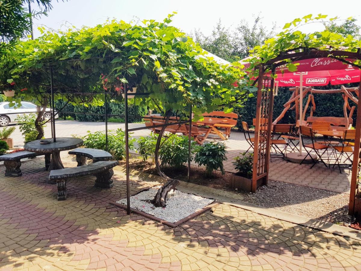 Willa-Restauracja Victoria Островец-Свентокшиский Экстерьер фото