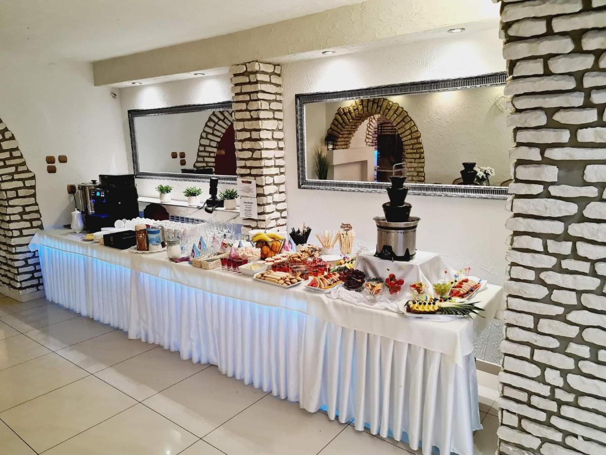 Willa-Restauracja Victoria Островец-Свентокшиский Экстерьер фото