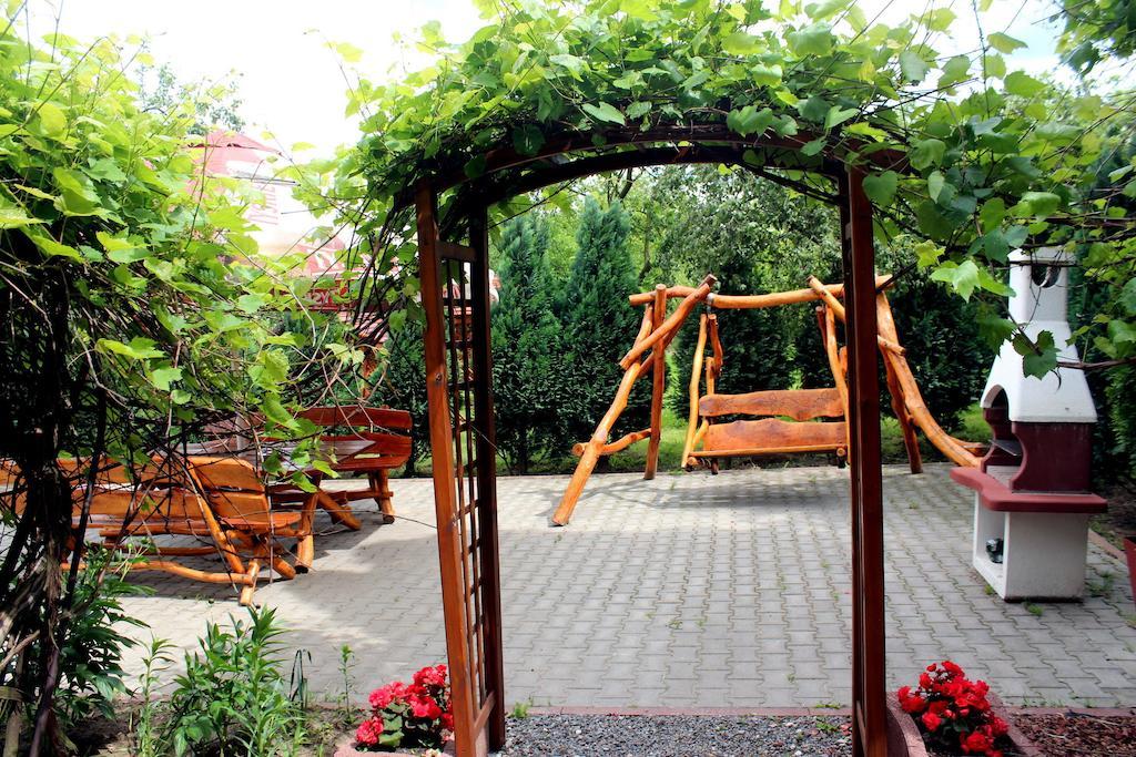 Willa-Restauracja Victoria Островец-Свентокшиский Экстерьер фото