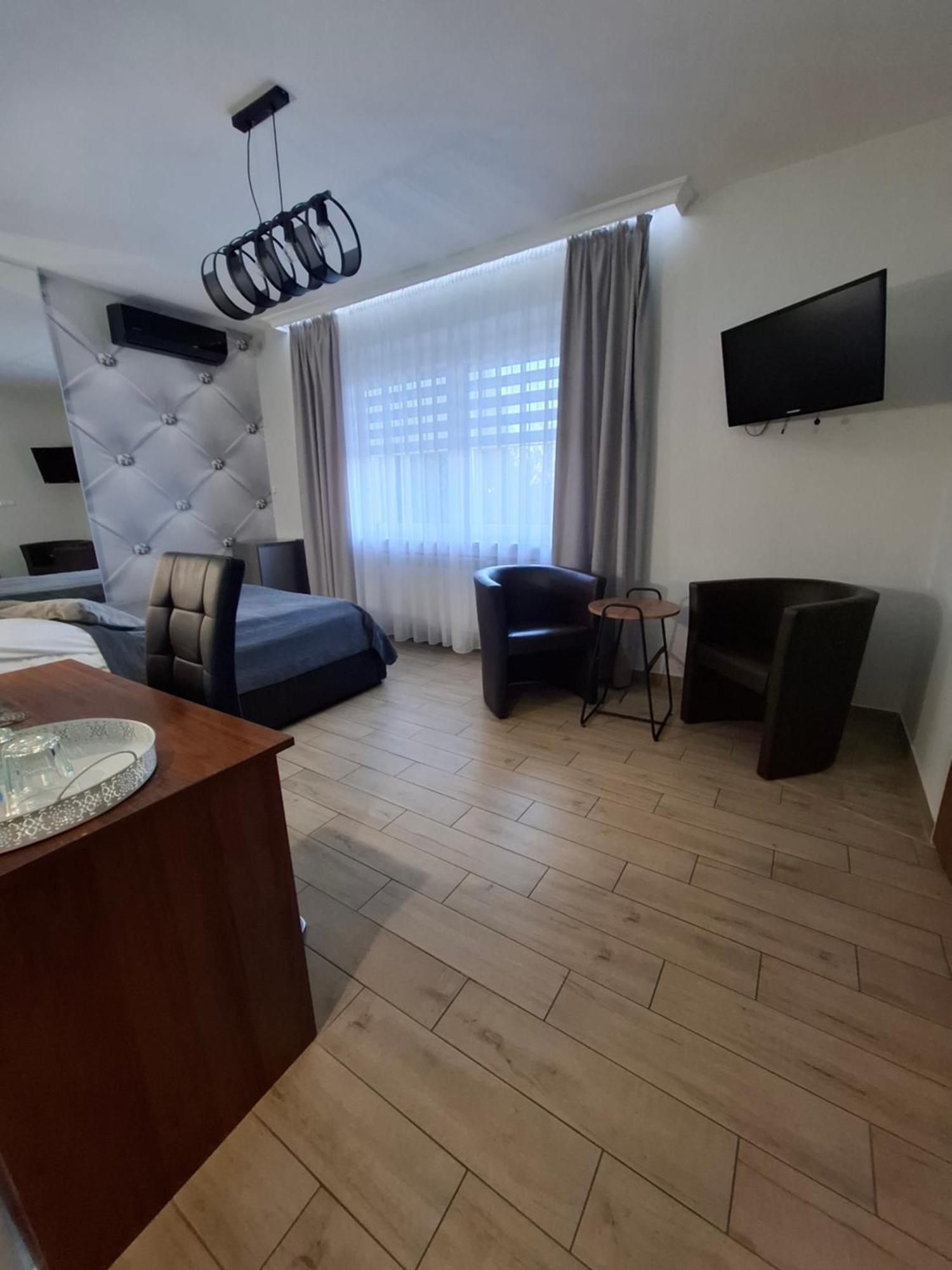 Willa-Restauracja Victoria Островец-Свентокшиский Экстерьер фото