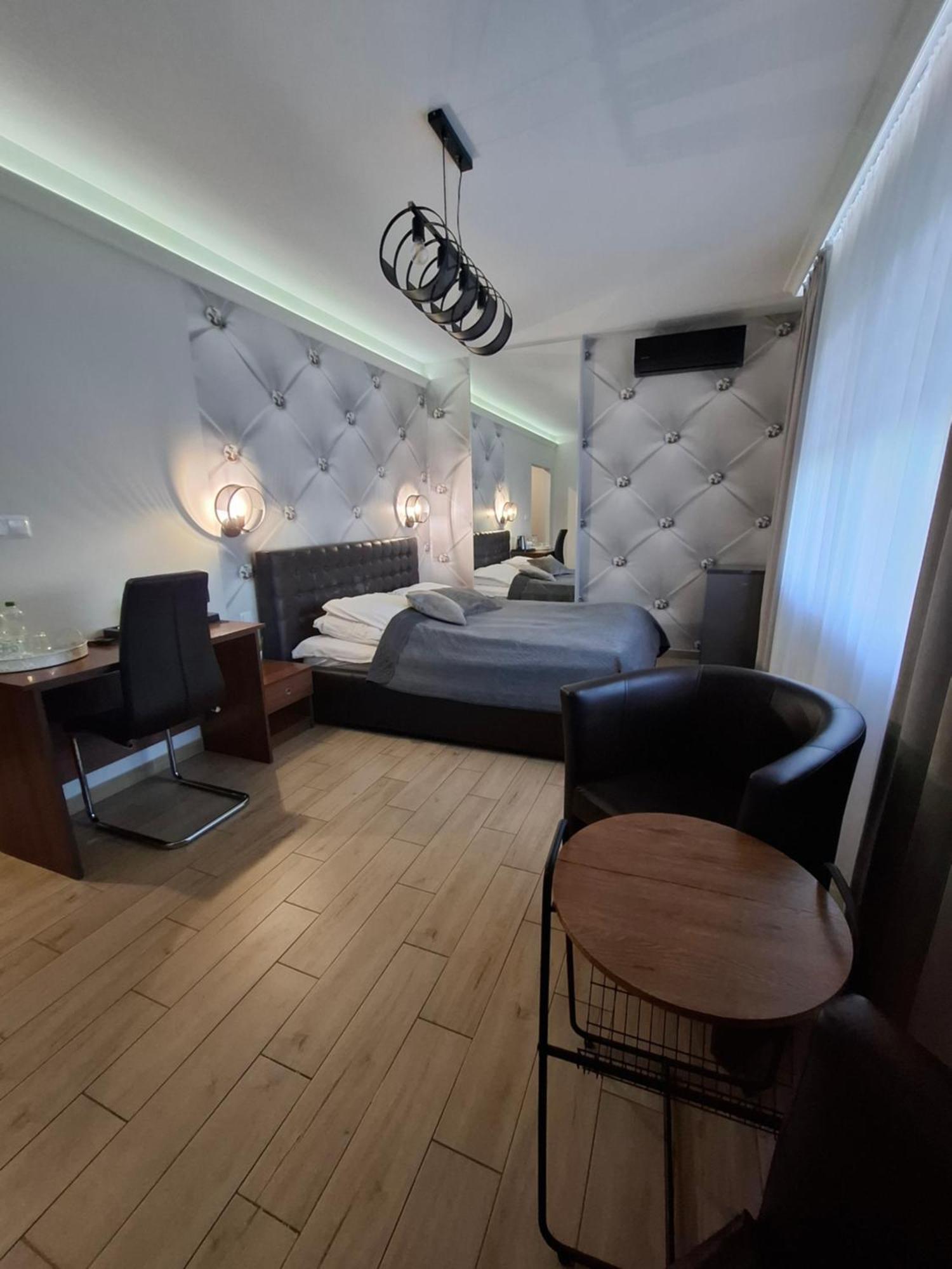 Willa-Restauracja Victoria Островец-Свентокшиский Экстерьер фото